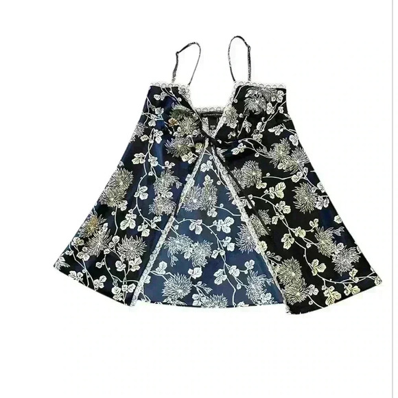 Vict secret satin flyaway slip - Picture 2 of 5